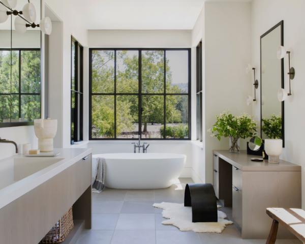 Kamar mandi dengan tata letak terbuka dan akses ke taman belakang